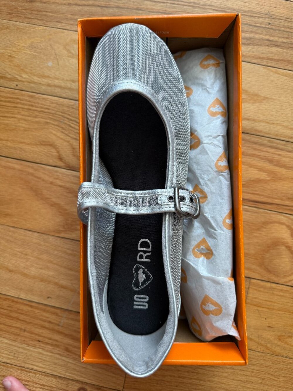 chic, comfortable silver flats - Picture 1 of 3